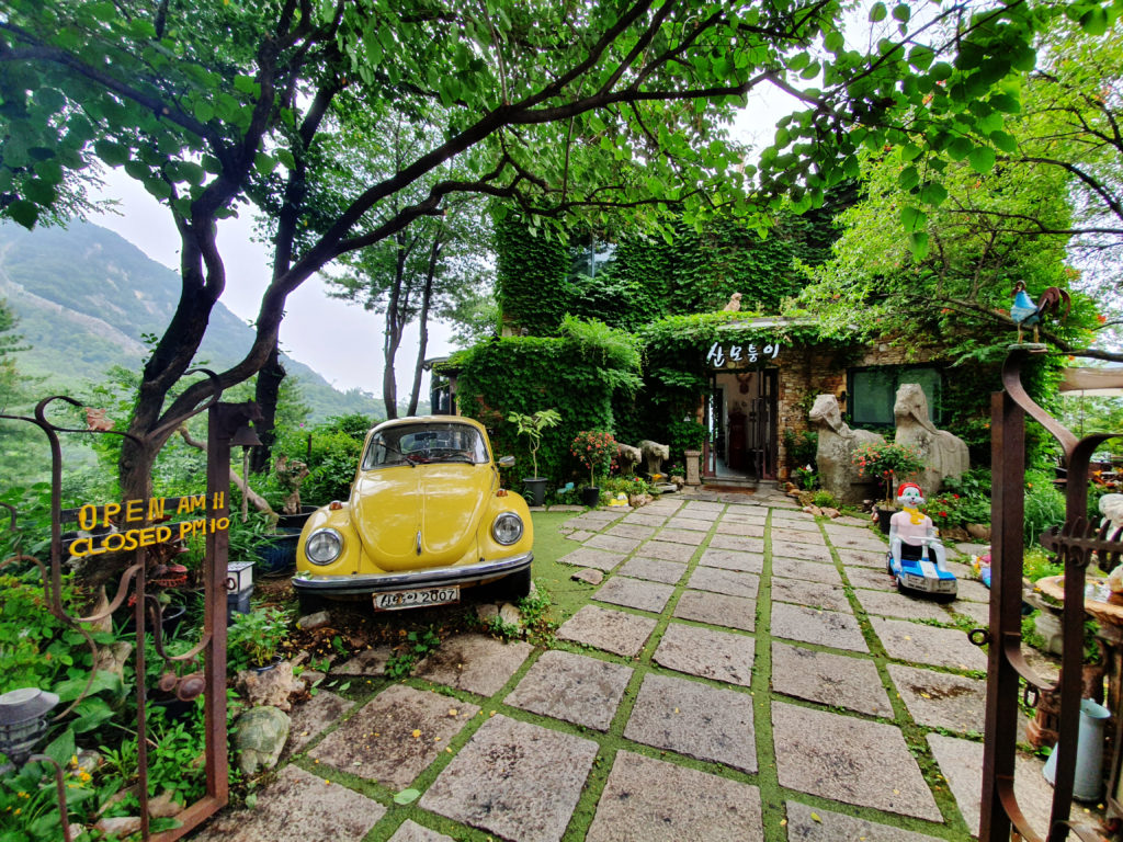 The courtyard of a cafe with a good view of Seoul